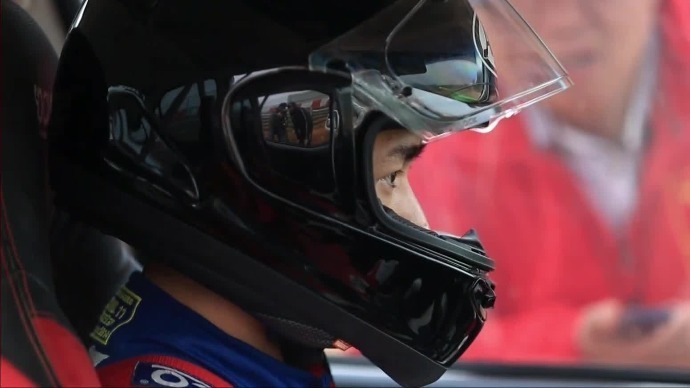 吴文昌经父亲指导后再次驾驶赛车上赛道，实践之后表示父亲的指导很有道理