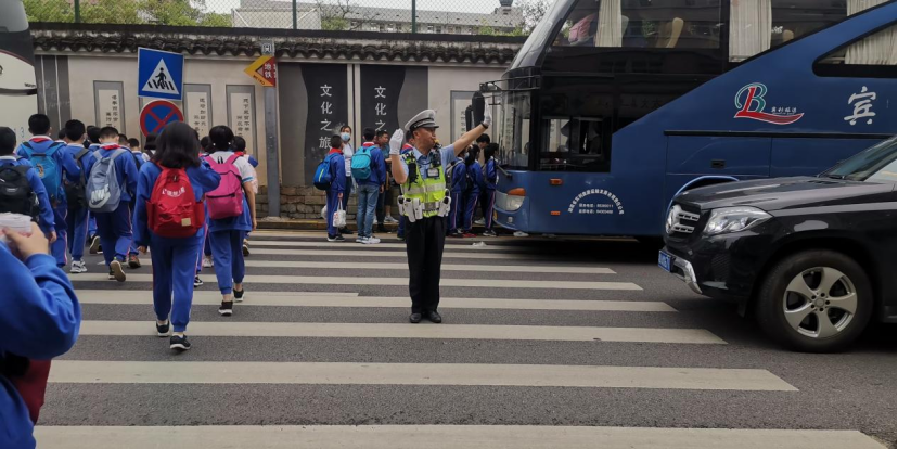 李德明在砂子塘小学前进行护学。