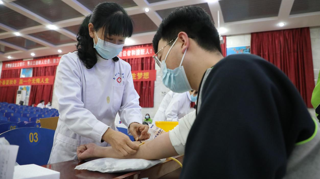 平乡县高考体检进行抽血化验项目.郑丽炜摄