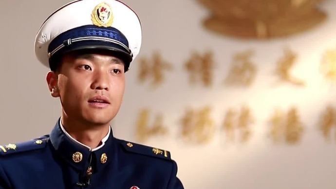 袁凯说外公以前也是军人所以很支持他，妈妈却很不舍