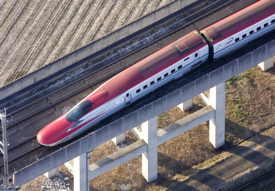 当地时间2022年3月17日,发生脱轨的日本东北新干线列车。