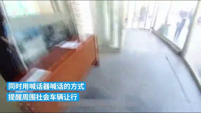 女子在饭店突发心脏病家属急哭，警方4分钟送抵医院