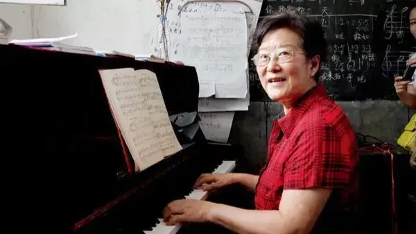 用音乐浇灌马兰村的“花朵”，邓小岚最初对音乐的印象从何开始？