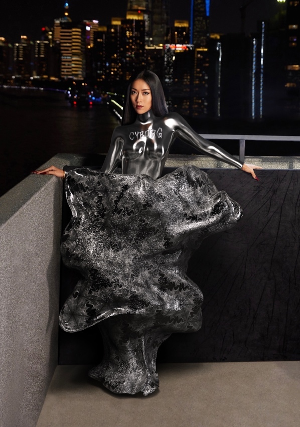 歌手、演员吉克隽逸身穿ANNAKIKI 2022秋冬NFT虚拟服装“生物核”