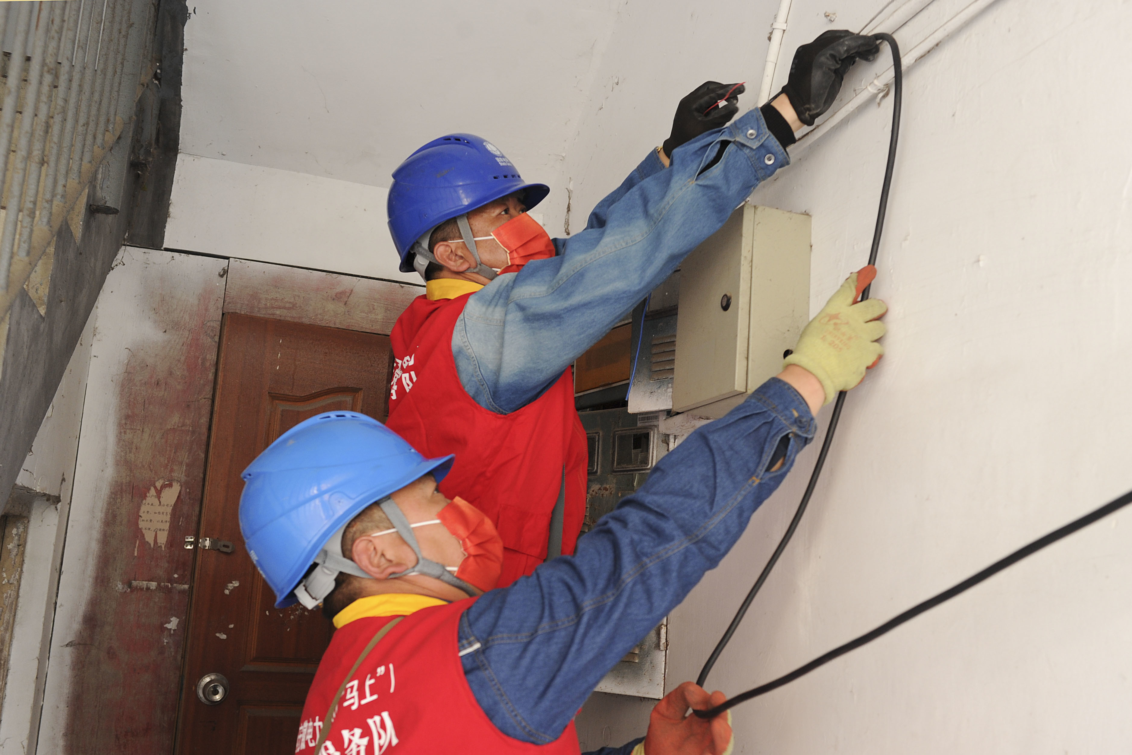 马鞍山供电公司员工紧急为管控区值守点通电。（陶洋 摄）