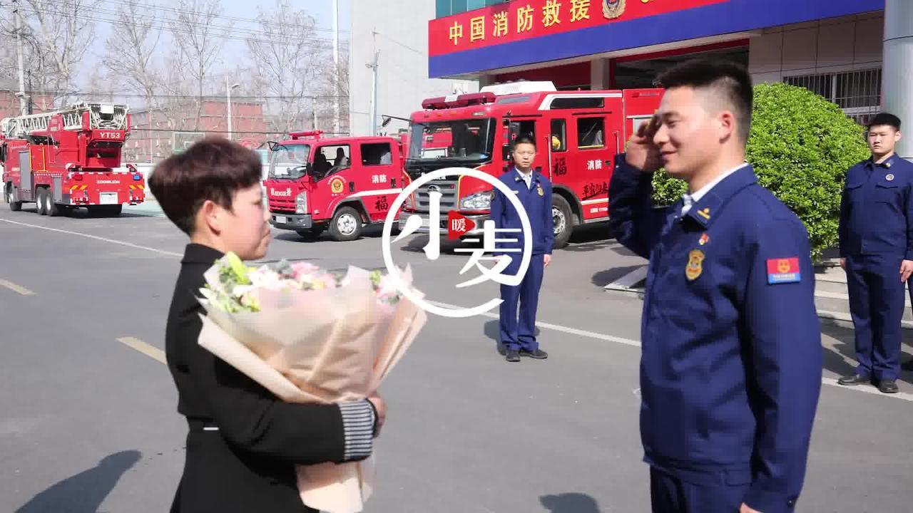 戍边烈士王焯冉母亲看望消防员:见到你们就像见到自己