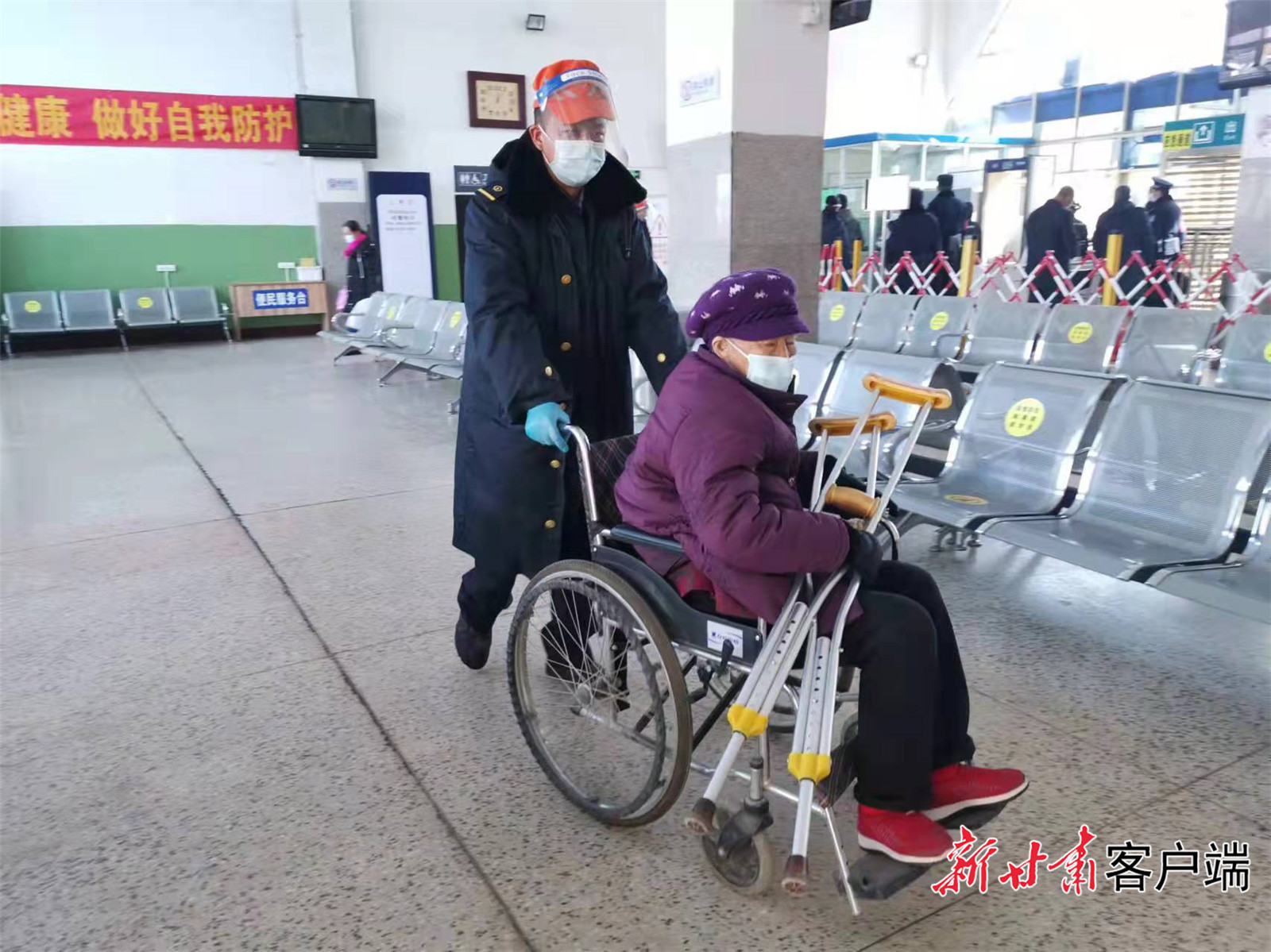 为重点旅客提供贴心服务 王富泽 摄