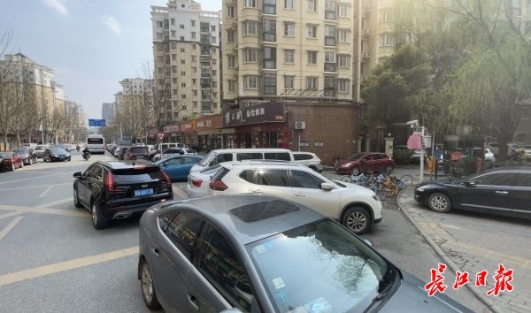 13日下午,汉口花园6期车辆出口禁停线上,停放了多辆汽车。记者杨荣峰 摄