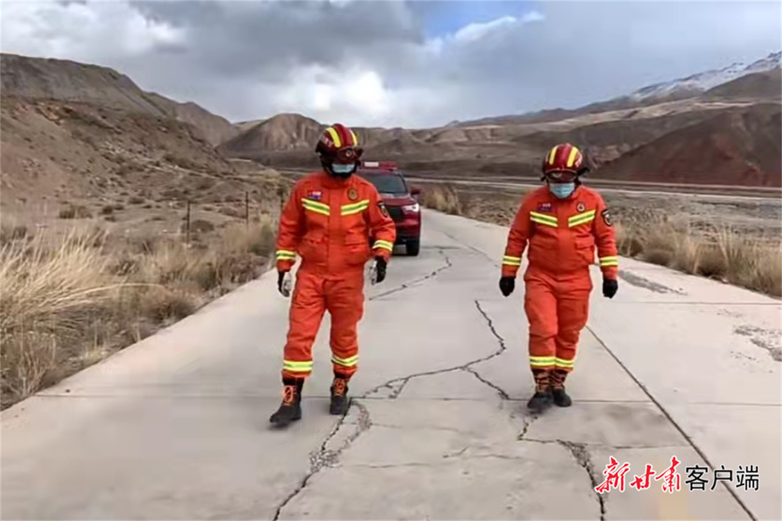 消防人员排查道路受损情况