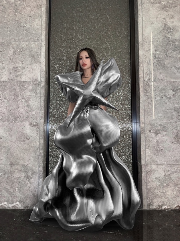 音乐人万妮达身穿ANNAKIKI 2022秋冬NFT虚拟服装“异星来客”