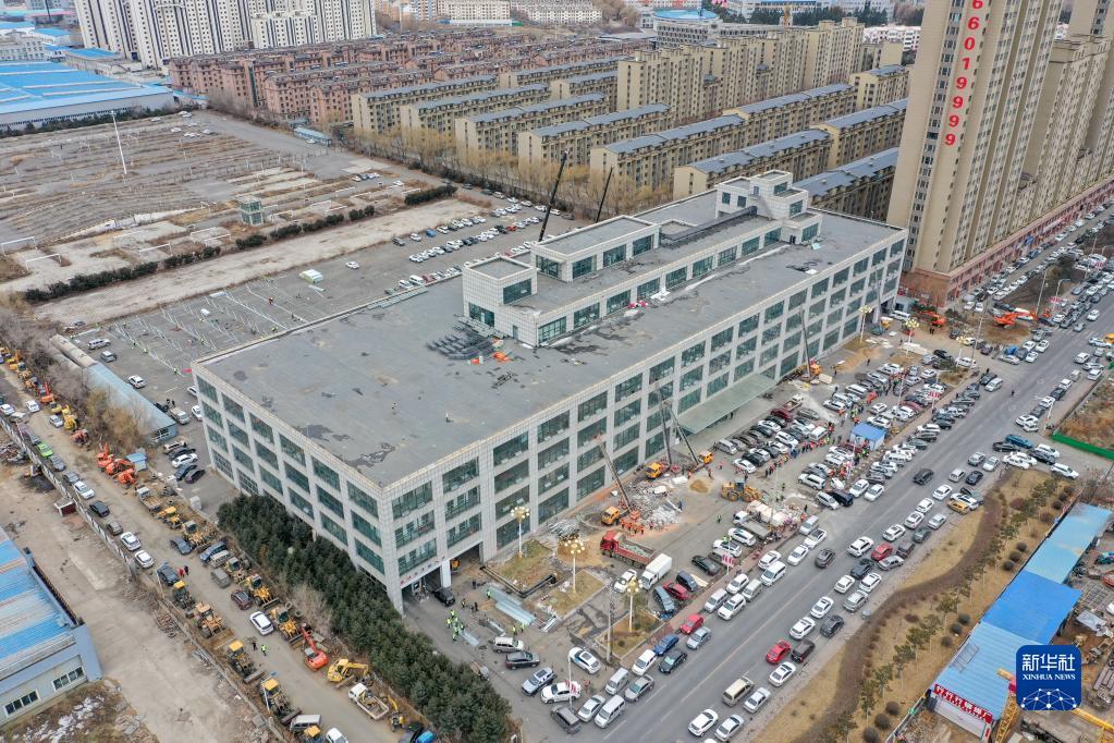 正在建设的吉林市第四所方舱医院——高新区中泰驾校方舱医院（3月12日摄 无人机照片）。