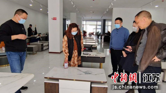 王洁在给客人演示产品 顾士刚 摄