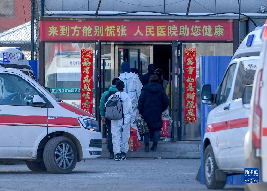 3月11日，救护车接送患者入住吉林市昌邑区方舱医院。