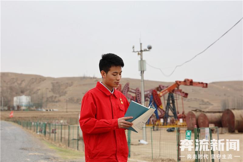 ▲王军在油区背诗