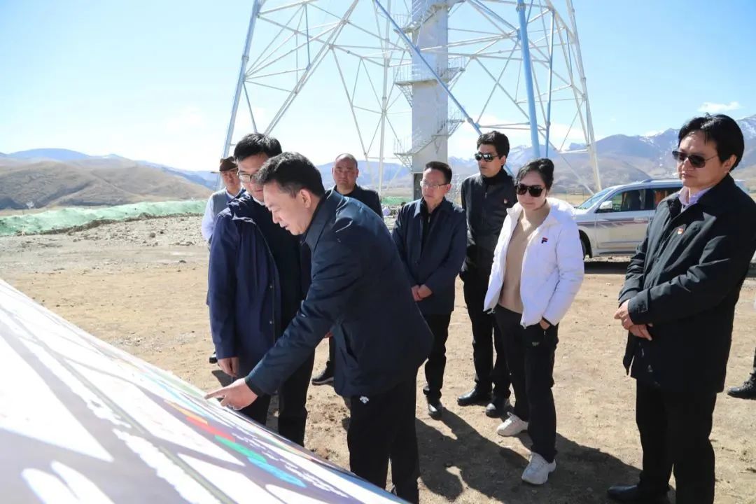 在稻城县噶通镇调研天文公园建设情况