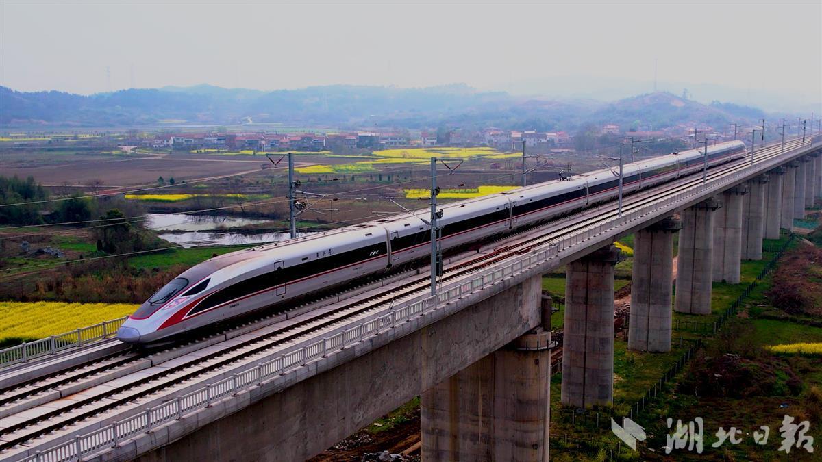 试运行列车行驶在黄冈市巴河特大桥上 通讯员 张俊 摄