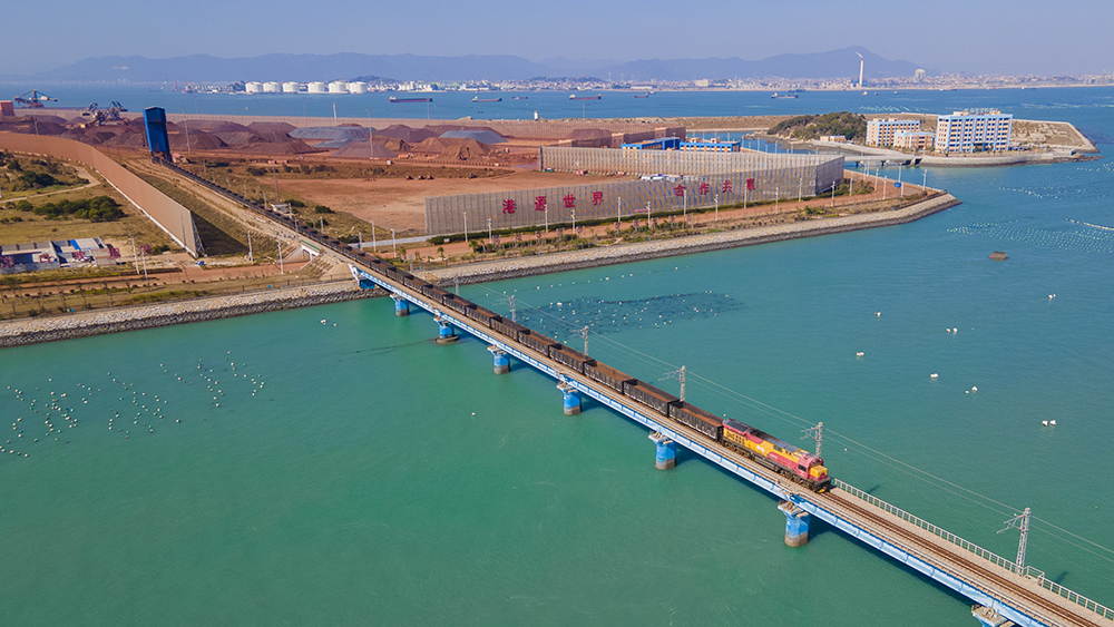 裝滿煤礦的列車正緩緩駛出福建莆田羅嶼港,通過莆田東站,地運輸至閩贛