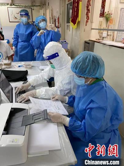 近日,香港海关义工队进入安老院舍,协助医疗团队为长者和智障人士注射疫苗。 海关义工队供图