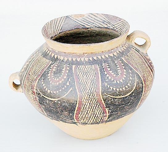 锯齿葫芦网格纹高低耳彩陶罐