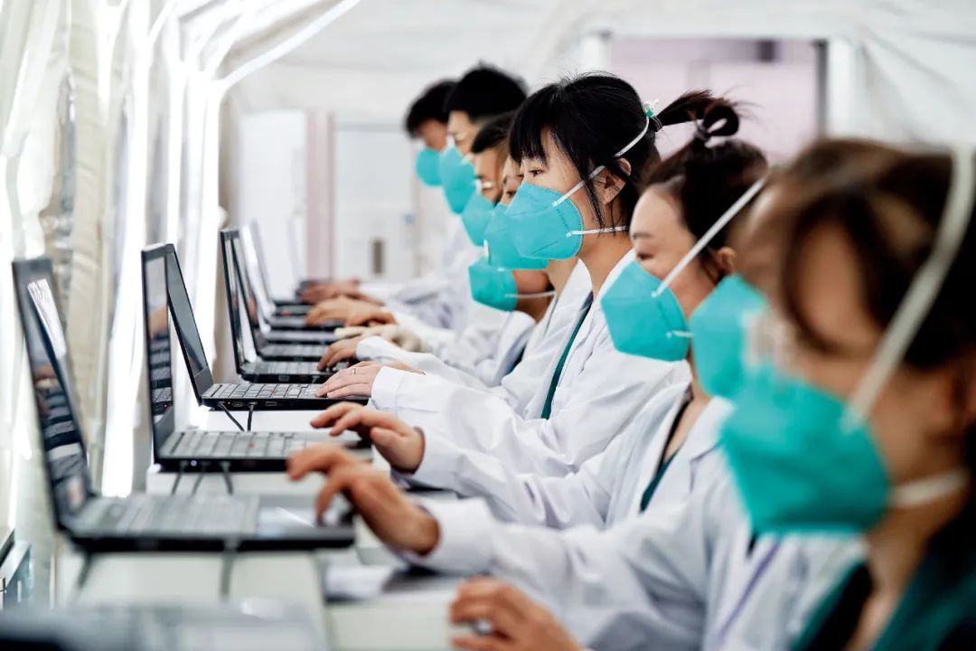 3月18日，黑龙江哈尔滨市移动实验室内，检测人员对检测系统进行调试，为新一轮的核酸检测工作做准备。图/中新