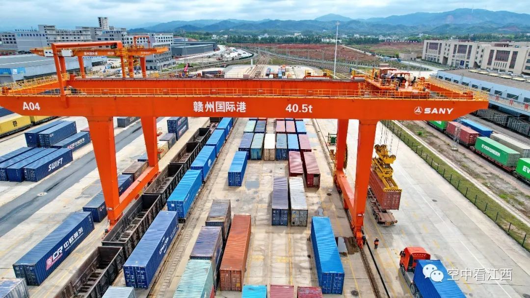 3月18日,航拍位于江西省赣州市南康区的赣州国际陆港,起重机在吊装