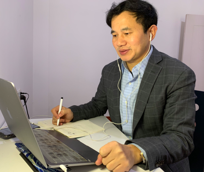 该校心理咨询中心主任舒曼线上为学生进行心理咨询