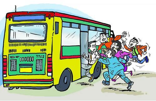 但是那些人插队的人就能上车,甚至还能抢到座位.