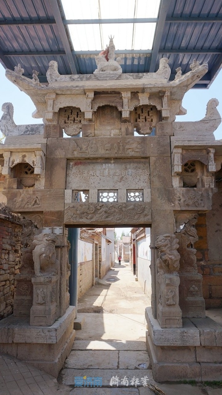 立于五色崖村街巷的赵氏节孝坊