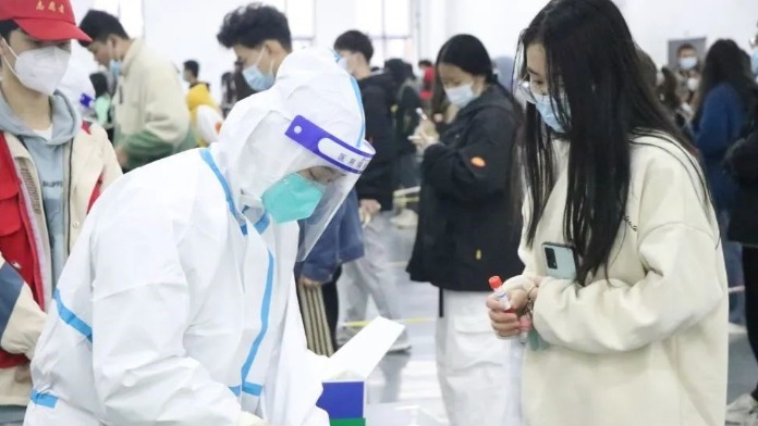 江西师大科技学院：党旗在抗疫一线高高飘扬