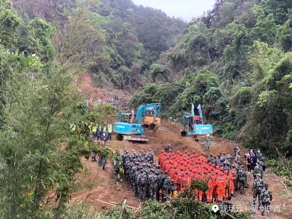 道路3月22日下午,在位於廣西藤縣的東航波音737客機墜毀事故救援現場