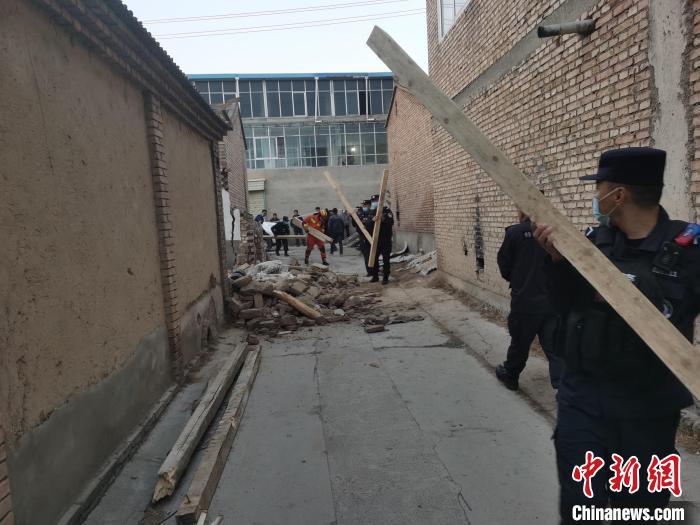 图为公安民警和消防救援人员正在清理杂物。 互助公安 摄