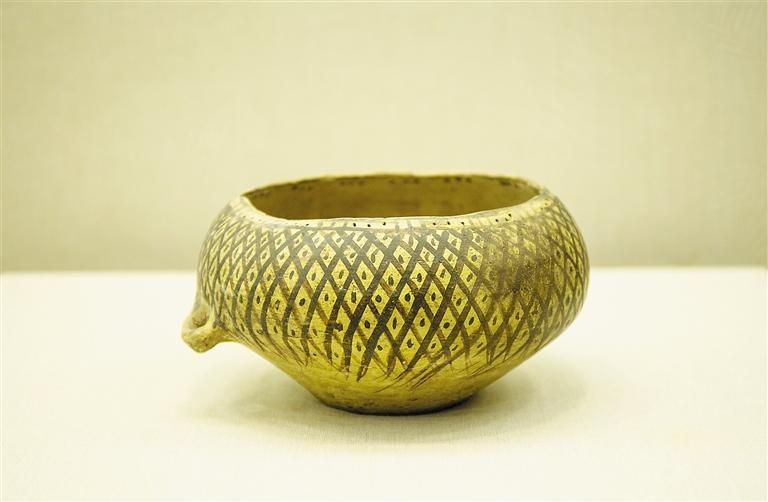 网点纹彩陶缽