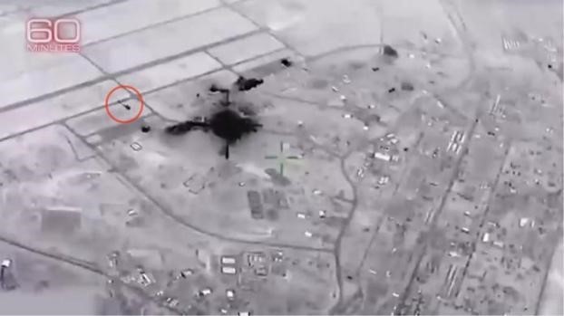 美军公布的基地遭伊朗导弹袭击视频截图，黑色烟雾是导弹爆炸产生的