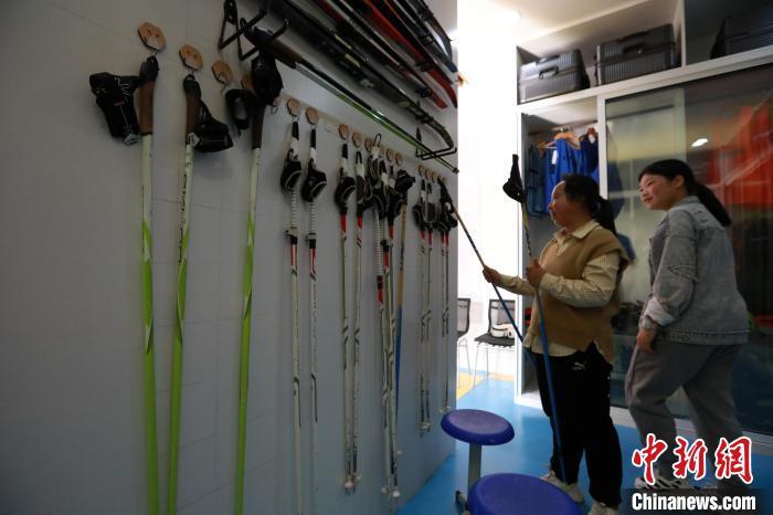 图为两名学生正在归置滑雪装备。 阚力 摄