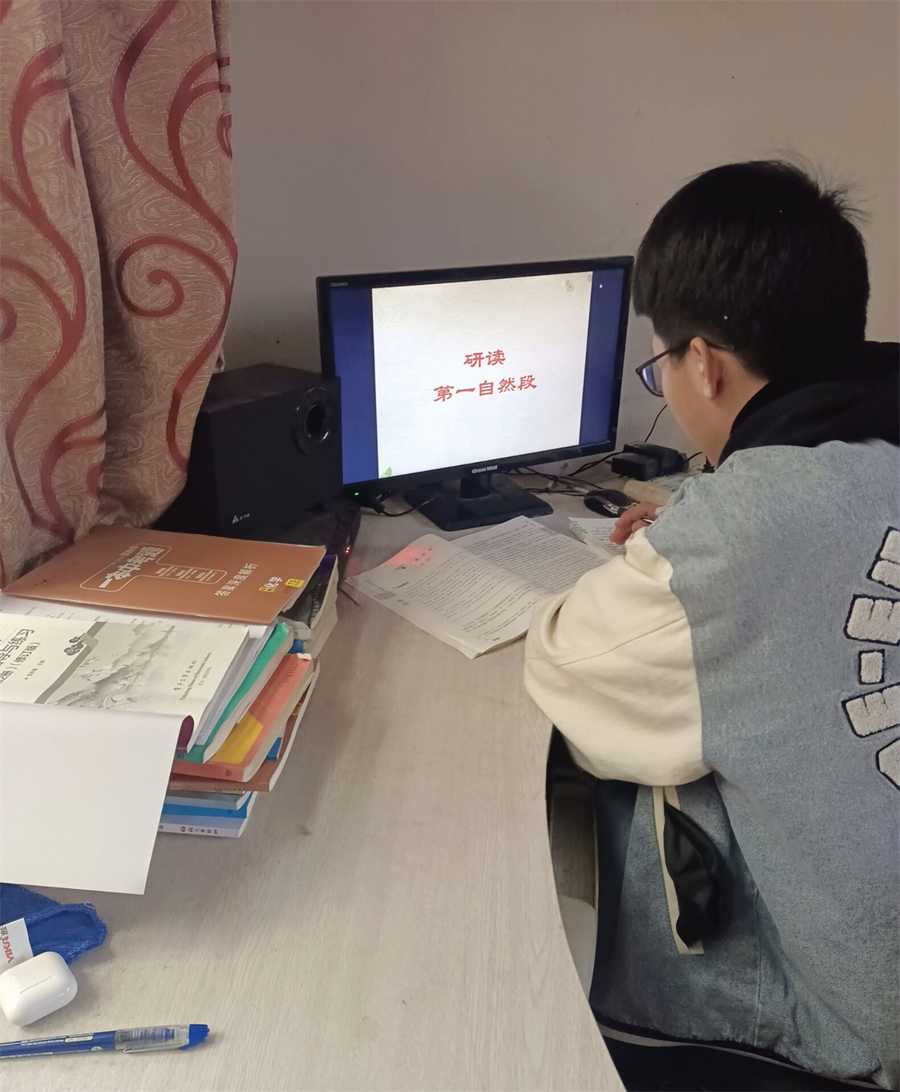 留校学生在宿舍上网课