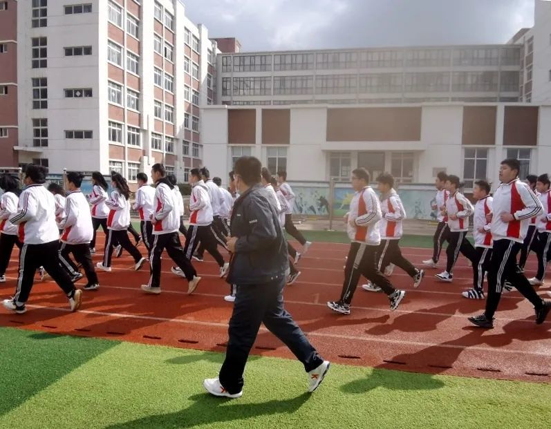 组织留校学生进行晨跑锻炼