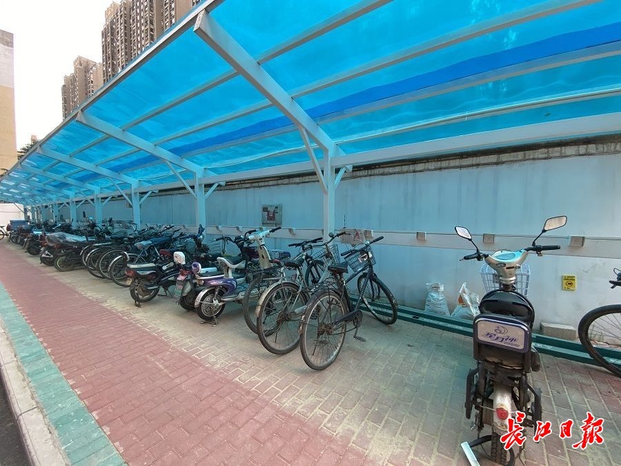 青教花园小区改造后新建了智能电动车停车棚.记者冷靖华 摄