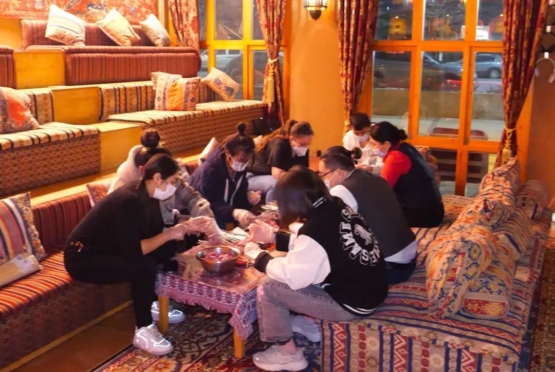 ↑米拉迪力团队正在做羊肉串。新华社记者 郭杰文 摄