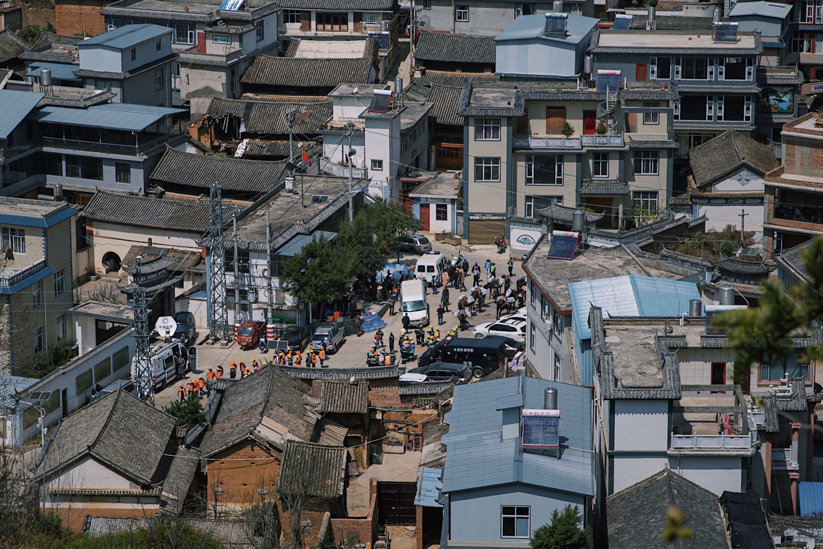 2022年3月18日，云南大理上乐和村，村里的广场变为临时指挥部与物资转运点，车子从外面将物资运到广场，再通过人力与驮力将物资运上山。