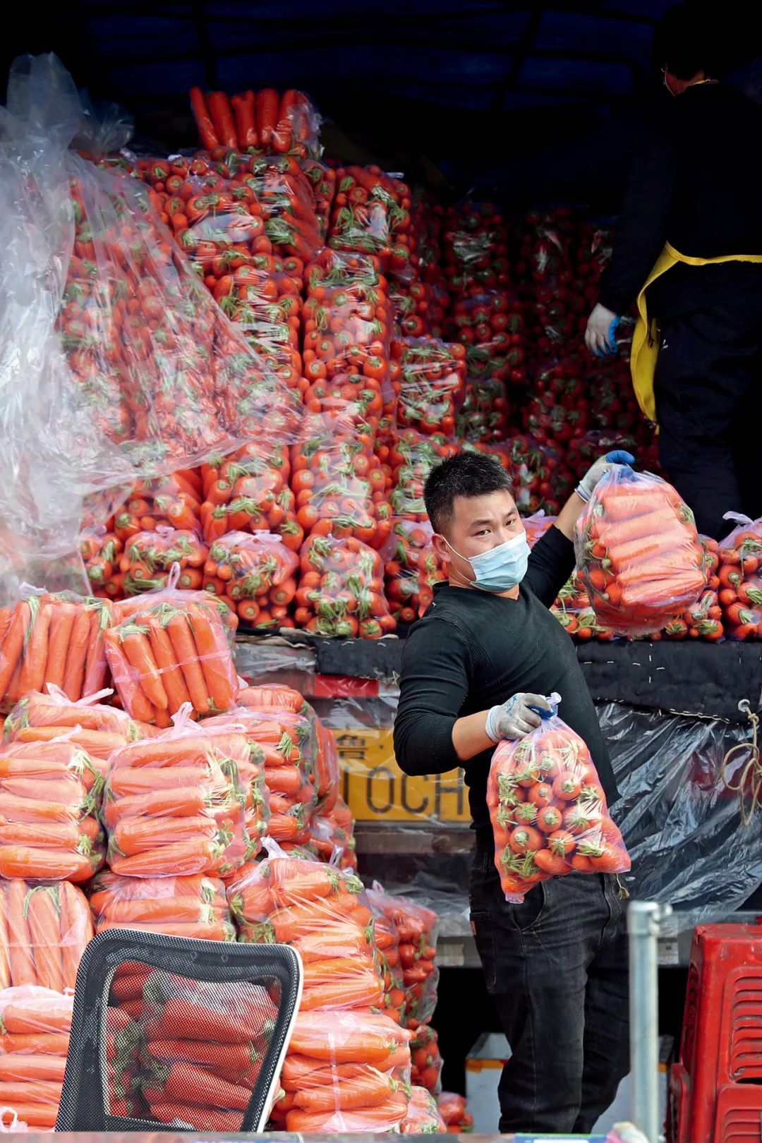 3月11日，在上海江桥蔬菜批发市场内，车来车往，食品供应充足。图/中新