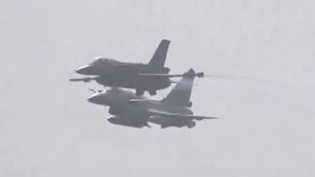 巴基斯坦举行国庆阅兵 中国造歼10CE伴飞美制F16