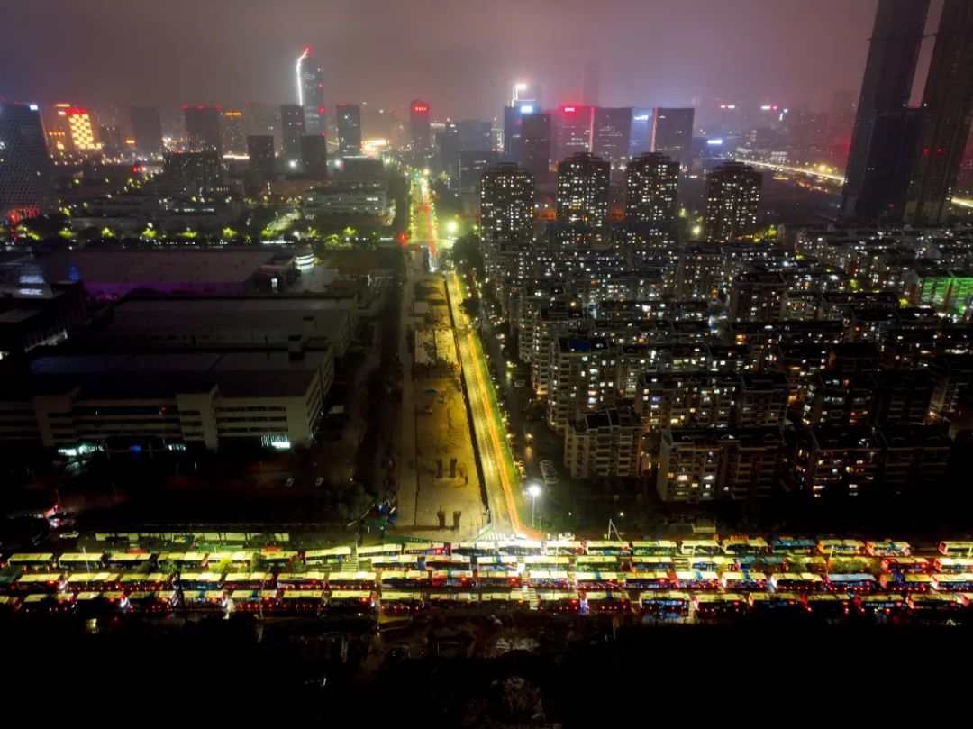 1月27日晚，浙江杭州市出动400辆公交车，将长江小区居民整体转运到集中隔离点。图/人民视觉