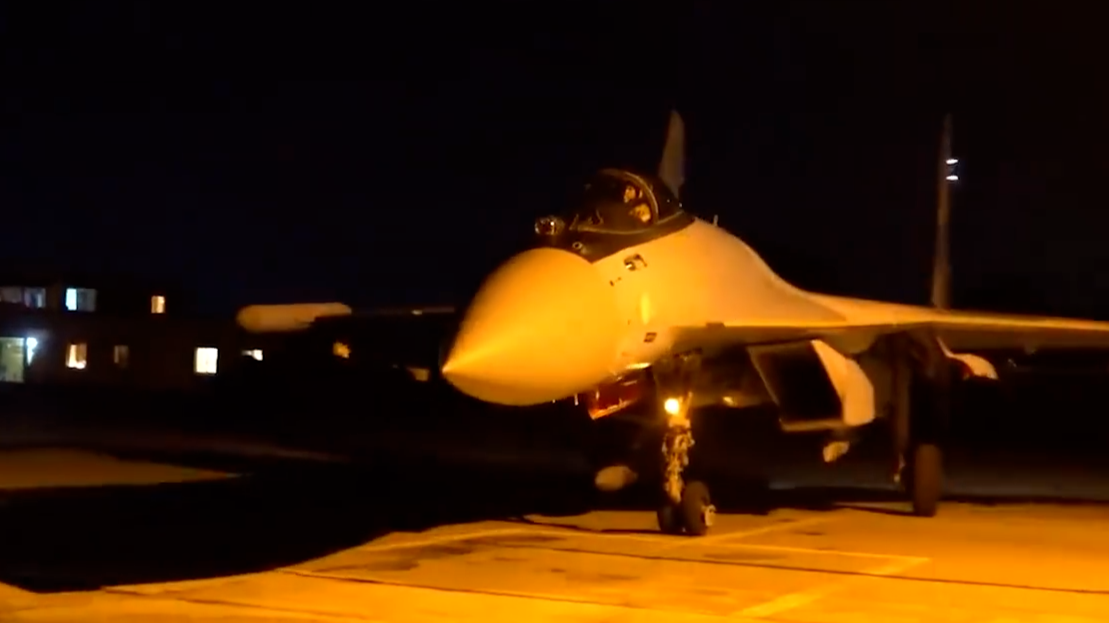 俄苏-35发射导弹摧毁乌防空装备 战机夜间飞行画面首曝光