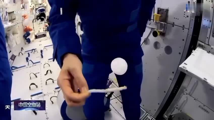 天宫课堂丨亚平老师制作了一颗“冰球”，但其实是热的