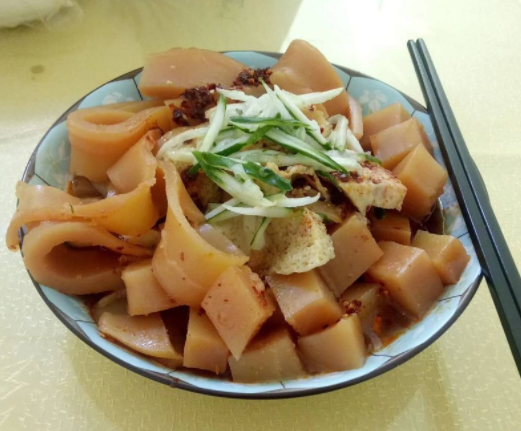 面皮子一般会现切，形状根据食客喜好选择。图片来自网络