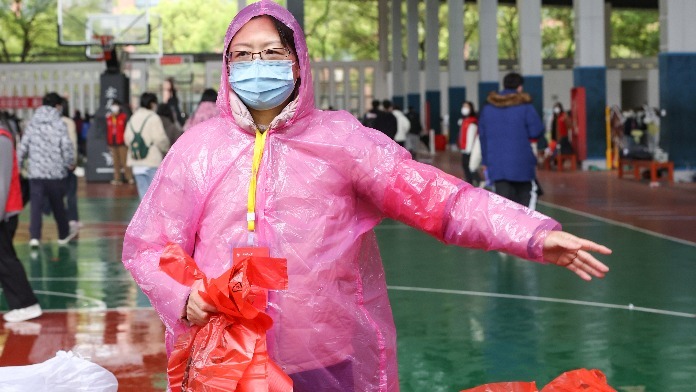 江西师范大学：风雨球馆门口的教授夫妻志愿者