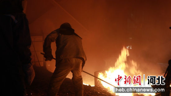 图为工人正在试验高炉出铁现场进行操作。 田征 摄