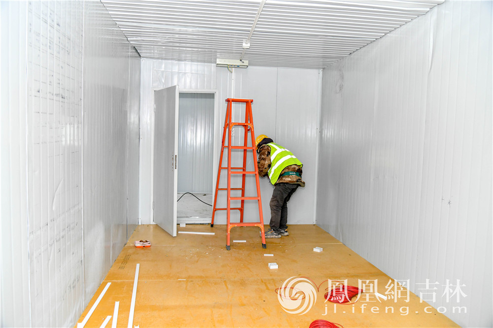 工人进行内部施工。凤凰网吉林 梁琪佳摄