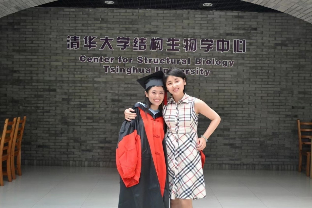 毕业的和渊与其导师颜宁院士一起合照