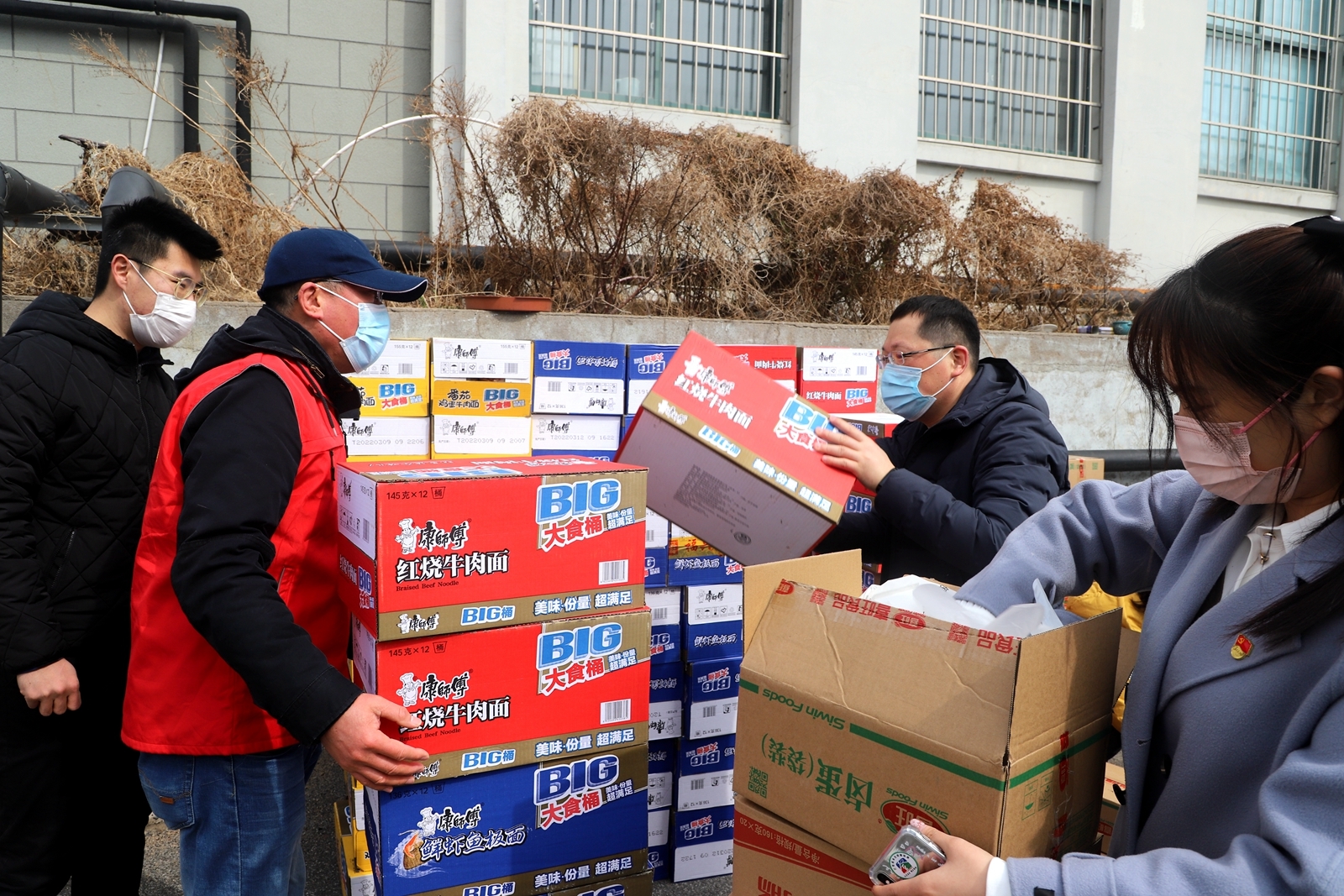 市委市直机关工委慰问“市直机关志愿服务队”抗疫一线全体党员干部